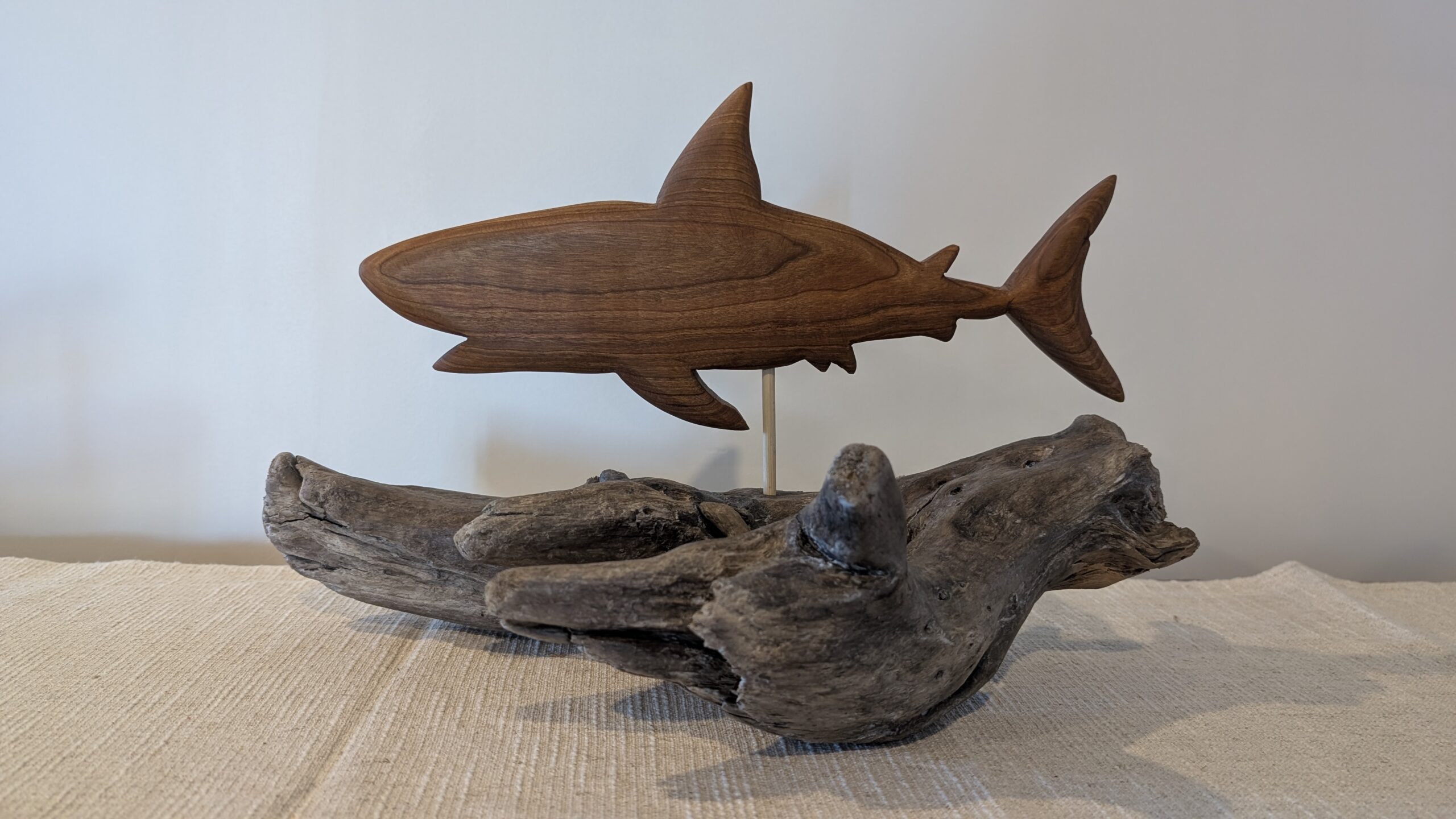 Fendeur de flots, requin sculpté en cerisier sur un support en bois flotté